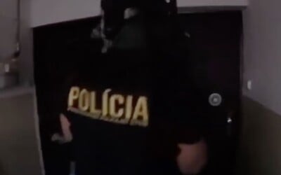 VIDEO: Slovenskí policajti našli kokaín v paradajkových konzervách. Zverejnili video zo zásahu