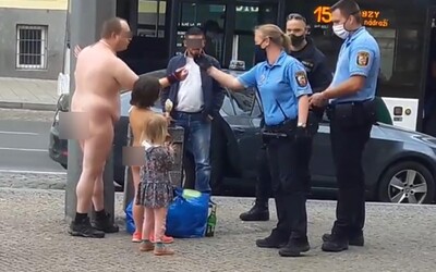 Opitý muž sa so svojou päťročnou dcérkou prechádzal po centre Plzne. Obaja boli nahí.
