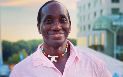 Ibrahim Maiga spochybňuje koronavírus, vraj je to experiment. Jeho kamarátke údajne pomohol zázvorový čaj a africká masť.