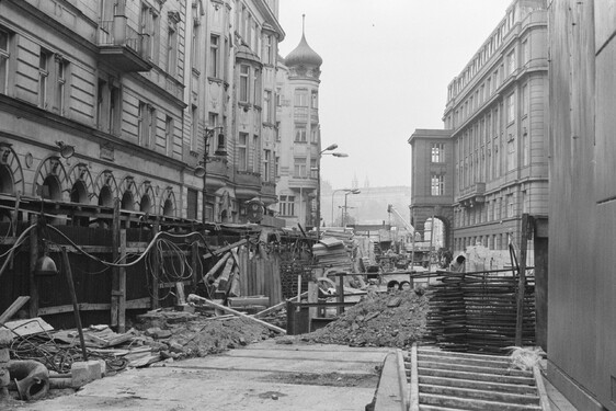 Kaprova ulice a stavba něčeho důležitého. Poznáš, o který rok jde?