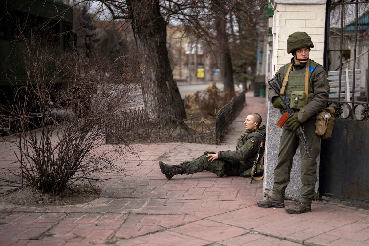 Zranený ukrajinský vojak sedí počas paľby v Kyjeve v piatok 25. februára 2022.