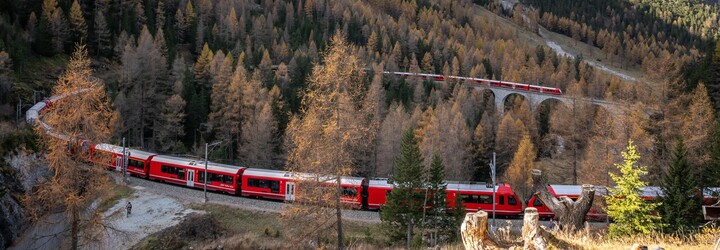 Nový rekord: Nejdelší osobní vlak na světě má sto vagonů a dlouhý je skoro dva kilometry. Jel scénickou trasou přes Alpy