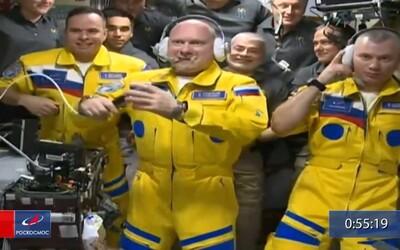 „Někdy je žlutá prostě žlutá.“ Ruská vesmírná agentura popřela, že by kosmonauti oblékli barvy Ukrajiny.