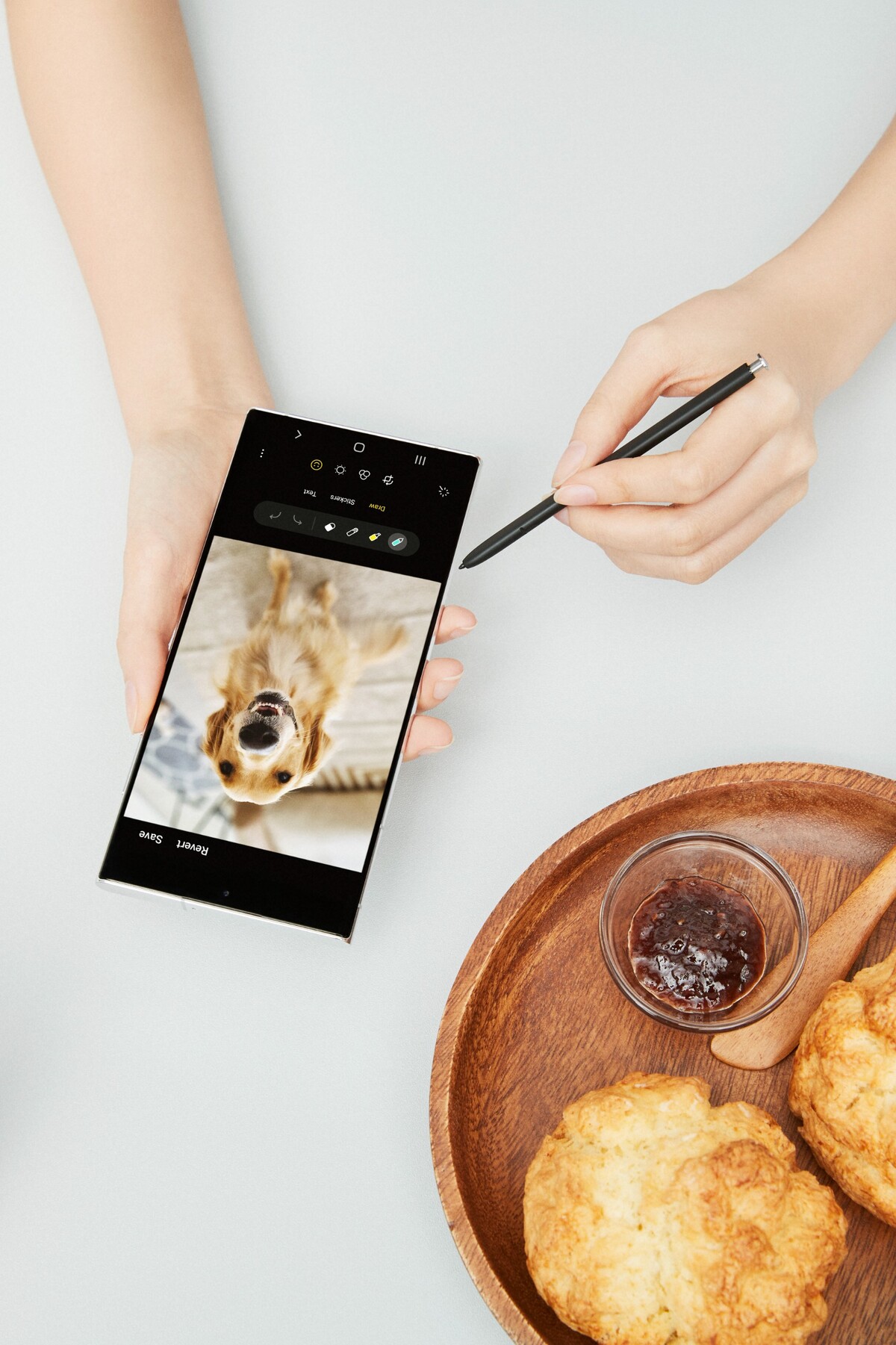 Samsung Galaxy S22 Ultra je doplnený o dotykové pero s vysokou citlivosťou. 
