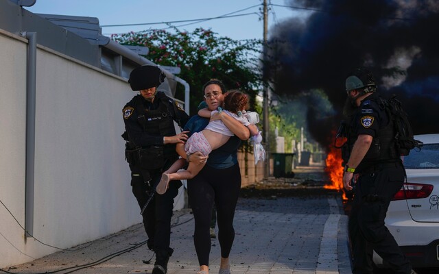 FOTO: Desítky mrtvých a unášení rukojmích. Izrael se po útoku palestinských radikálů ocitl v plamenech