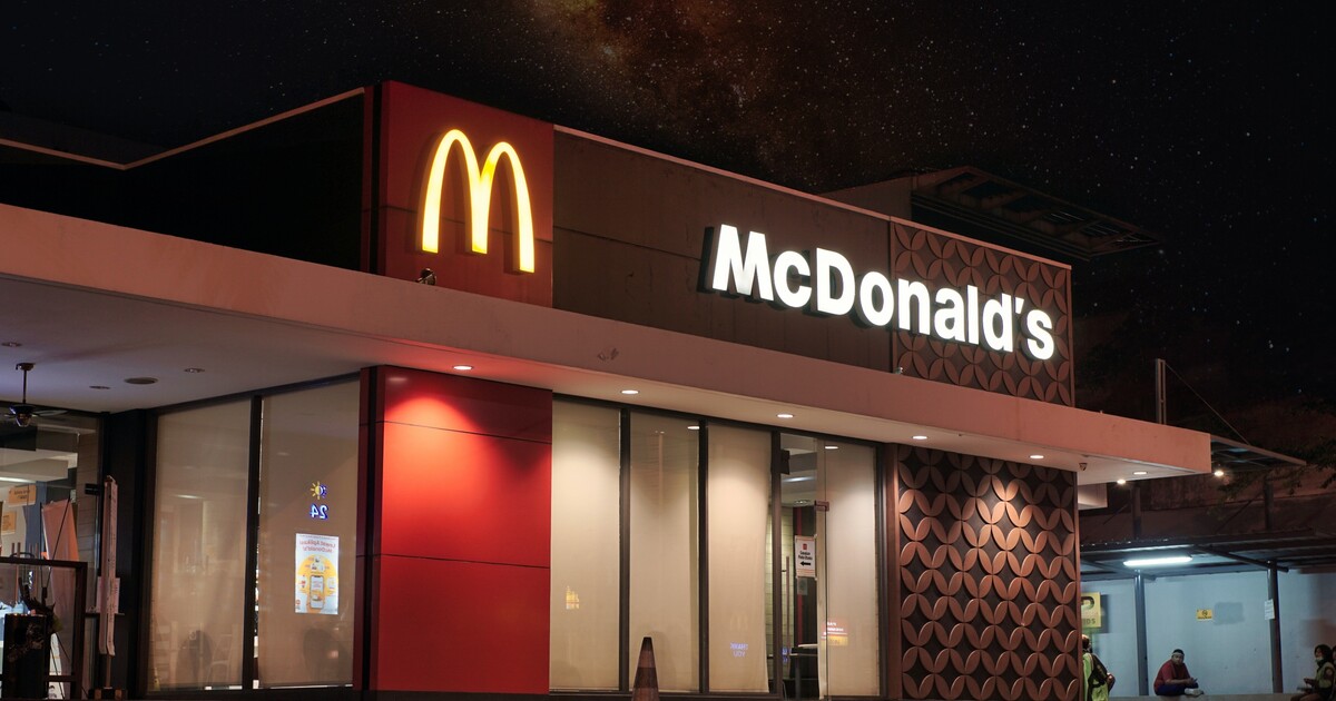 Dívce spadla na nohu kuřecí nugetka a popálil ji. Na McDonald's vysoudila pořádný balík