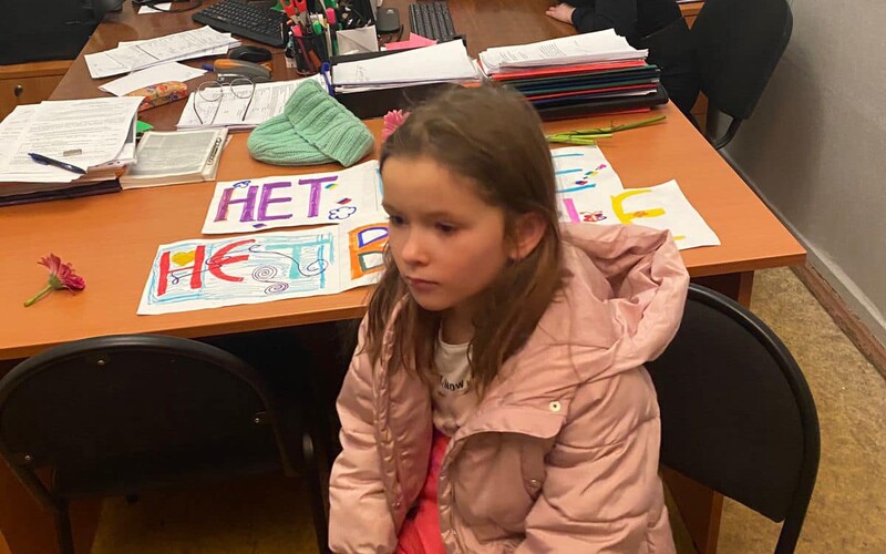 Ruská policie údajně zadržela pět dětí mladších 11 let kvůli transparentu s nápisem „Ne válce“.
