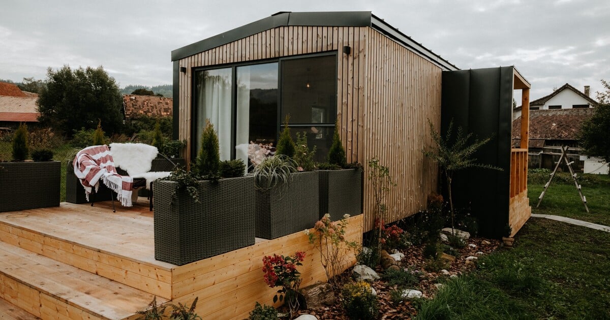 Slováci vytvořili ubytování v tiptop tiny housu. Užij si božské ticho a dovolenou ve skandinávském stylu jen 300 kilometrů od Brna