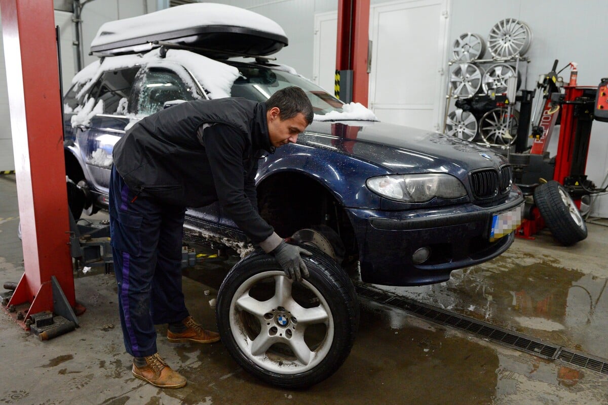 výmena pneumatík, autoservis, auto 