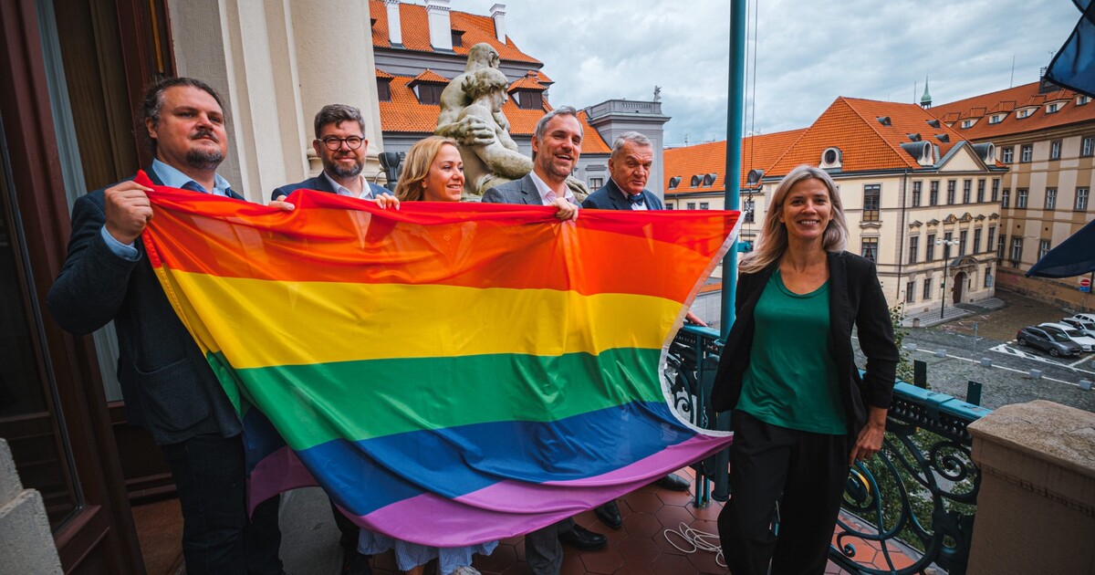 Začíná Prague Pride. Kdo z českých politiků a političek vyvěsil duhové vlajky?
