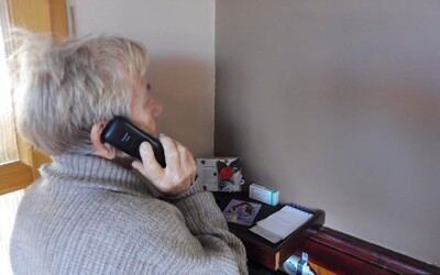 79-ročná Slovenka dala podvodnej kuriérke v igelitke takmer 30 000 €. Stačil jeden telefonát