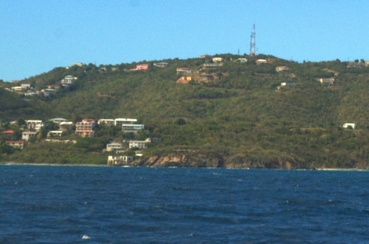 Na snímke je ostrov, kde sa nachádzal Dolphin House – laboratórium na skúmanie komunikácie s delfínmi. 
