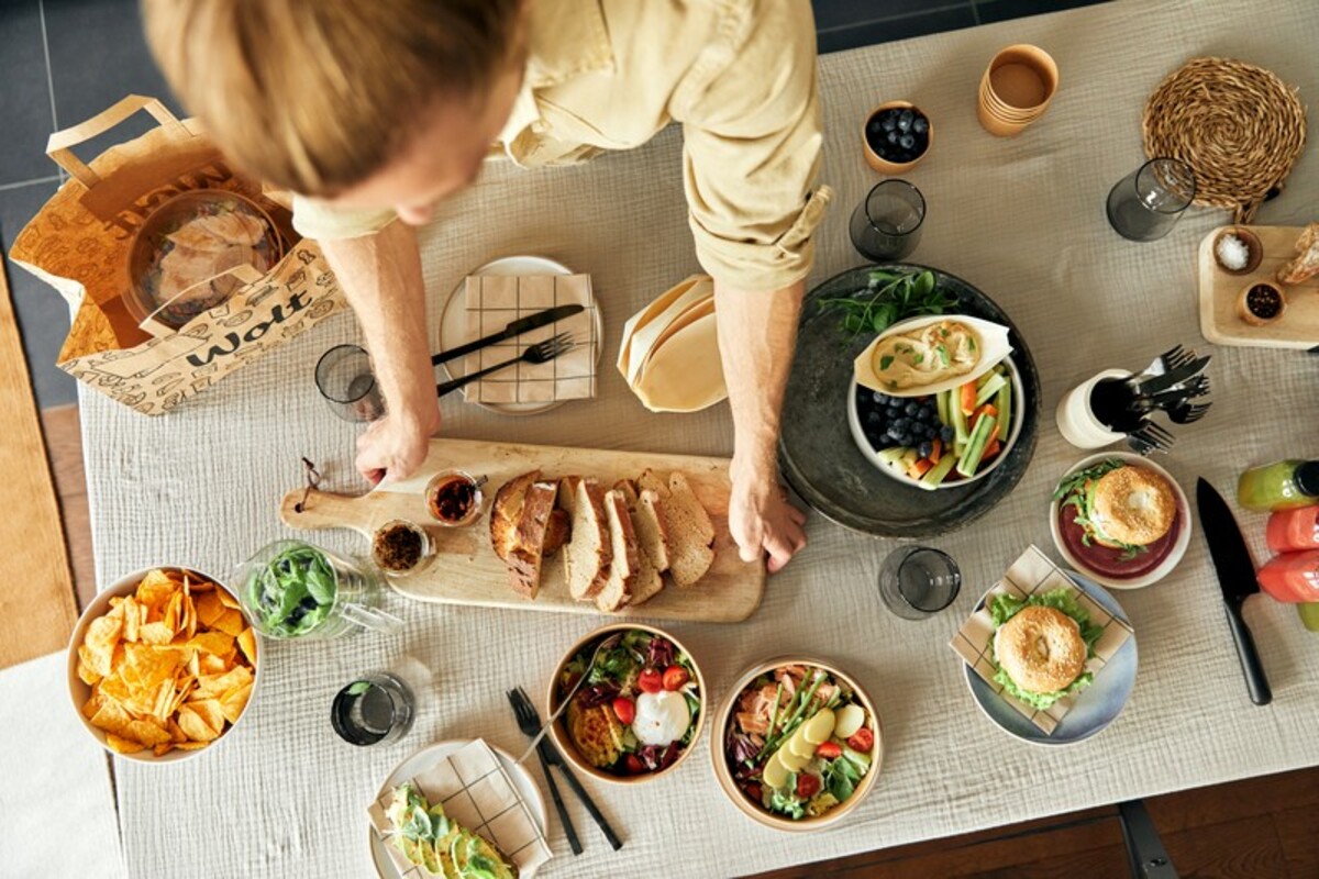 wolt, jedlo, obed, potraviny, stôl