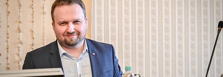 Od září porostou pouze platy státních zaměstnanců s nejnižšími příjmy. Odbory se s vládou nedohodly