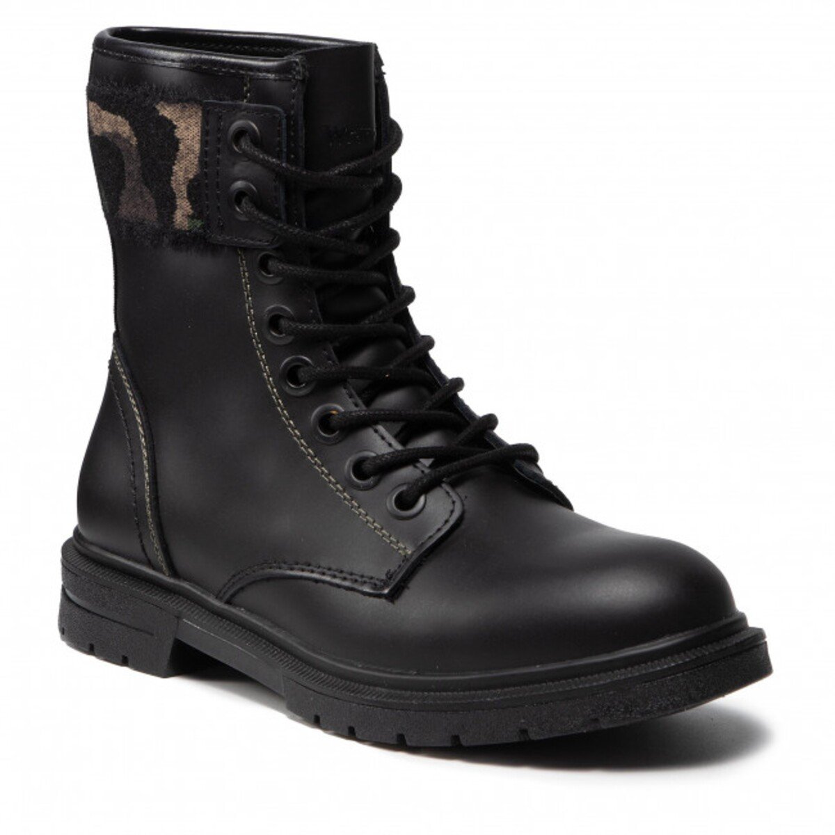 Štylové čierne combat boots so zvieracou potlačou a šnurovaním ponúka značks Wrangler. Na eshope eobuv ich môžeš mať už za 57 eur.