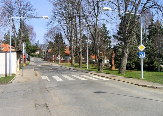 V této malé čtvrti na okraji Prahy, která se dříve nazývala Zbynice, bydlí okolo 600 obyvatel. Na jejím území najdeme kromě zvoničky, tvrze a mlýna také nejmenší hřbitov v Praze. Poznáš, na kterou část se ptáme? 