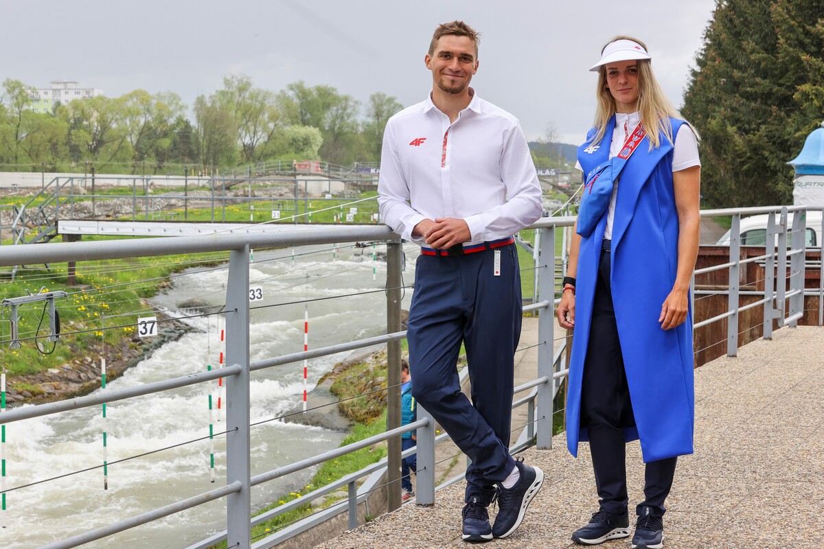 Slovenskí športovci v oblečení určenom na otvárací ceremoniál.