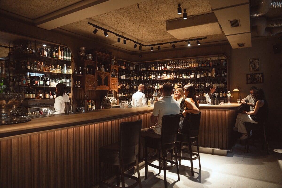 Hemingway bar otevírá v nových prostorách na Praze 1