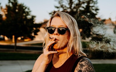 Enormné zvyšovanie daní ženie fajčiarov k falošným cigaretám a neznižuje ich počet, tvrdí štúdia.
