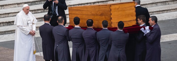 FOTO: Rakev s tělem Benedikta XVI. byla po mši přenesena do baziliky svatého Petra