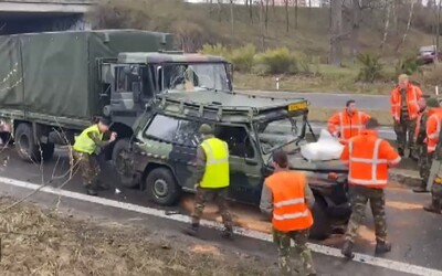 Havarovala kolóna holandskej armády, ktorá sa presúvala na Slovensko. Päť kusov techniky zostalo po nehode v Česku poškodených.