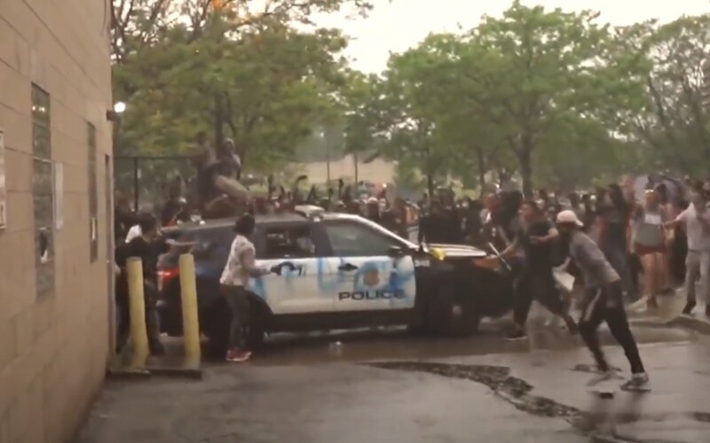 Slzný plyn, kameny a gumové projektily. Minneapolis zachvátily protesty po smrti Afroameričana, na jehož krku klečel policista.