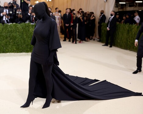 Která známá osobnost přišla na Met Gala 2021 v tomto outfitu z dílen módního domu Balenciaga, jenž zakrýval úplně všechno?