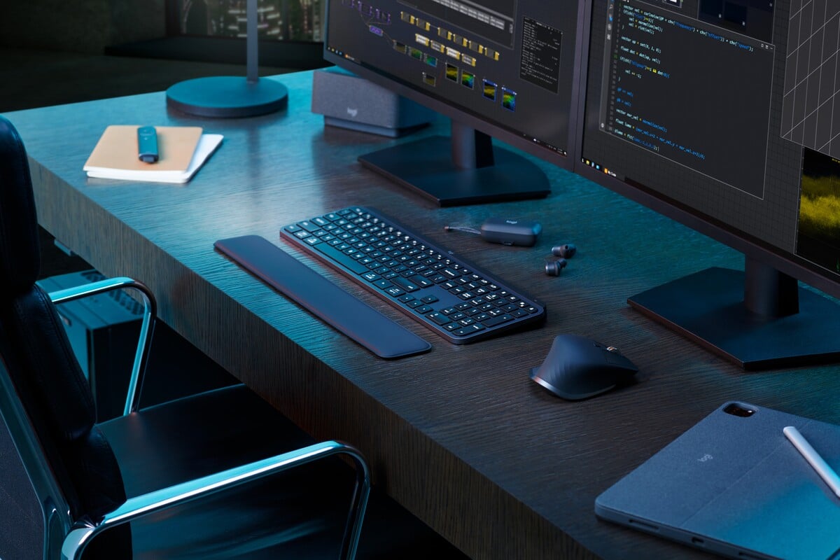 Logitech, pracovní stůl, klávesnice, monitor