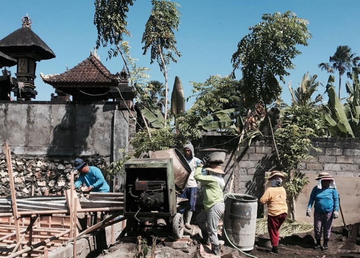 Ťažkú fyzickú prácu robia na Bali často iba ženy, lebo veria, že majú silnú chrbtovú kosť a balans. Náklad nosia na hlave. 