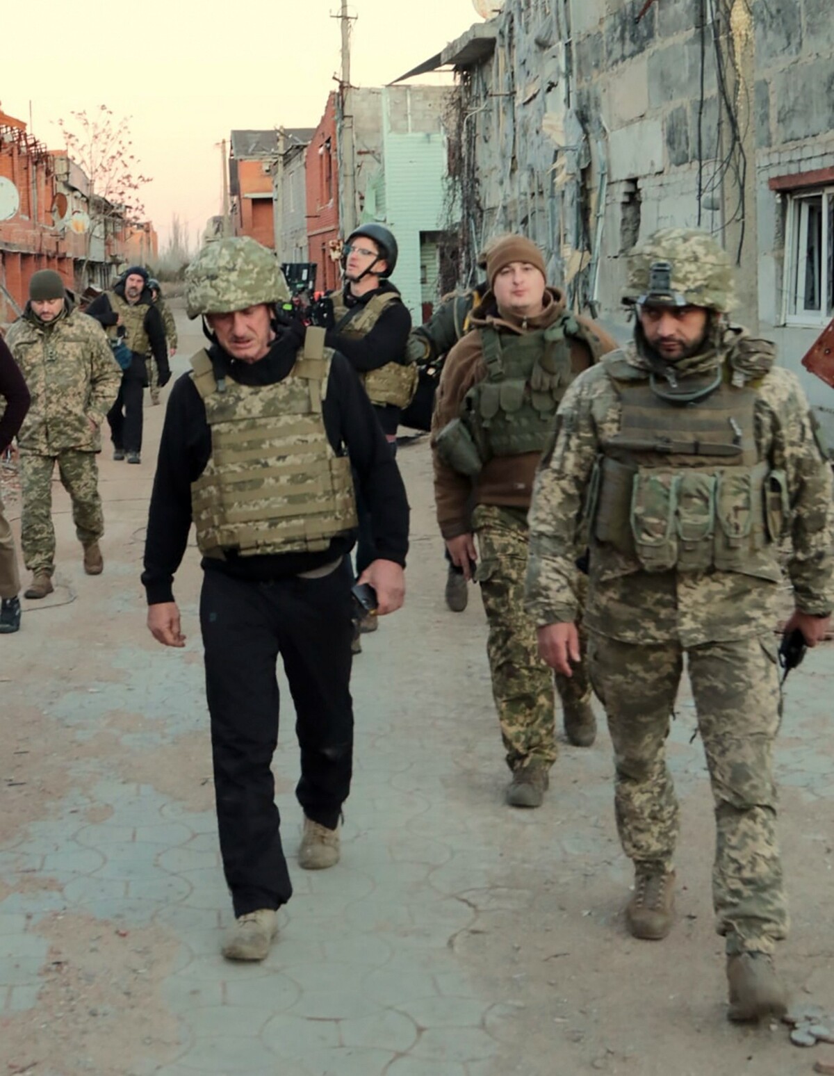 Hollywoodsky herec a producent Sean Penn sa stretol s príslušníkmi ukrajinských ozbrojených síl neďaleko frontovej línie.