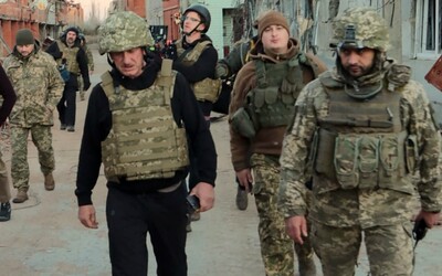 Herec Sean Penn z Ukrajiny odešel pěšky do Polska, v napadené zemi natáčel dokument o ruské invazi.