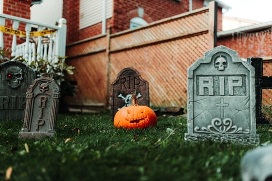 Ktorá tradícia je historickým predchodcom moderného „trick-or-treat“?