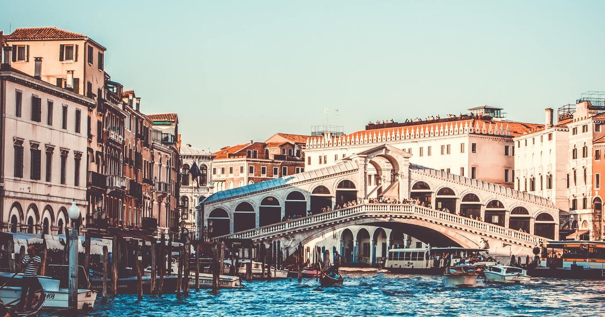 Video: Muž skočil z třípatrového domu „placáka“ do benátského kanálu a hledá ho policie. Je to idiot, konstatoval starosta