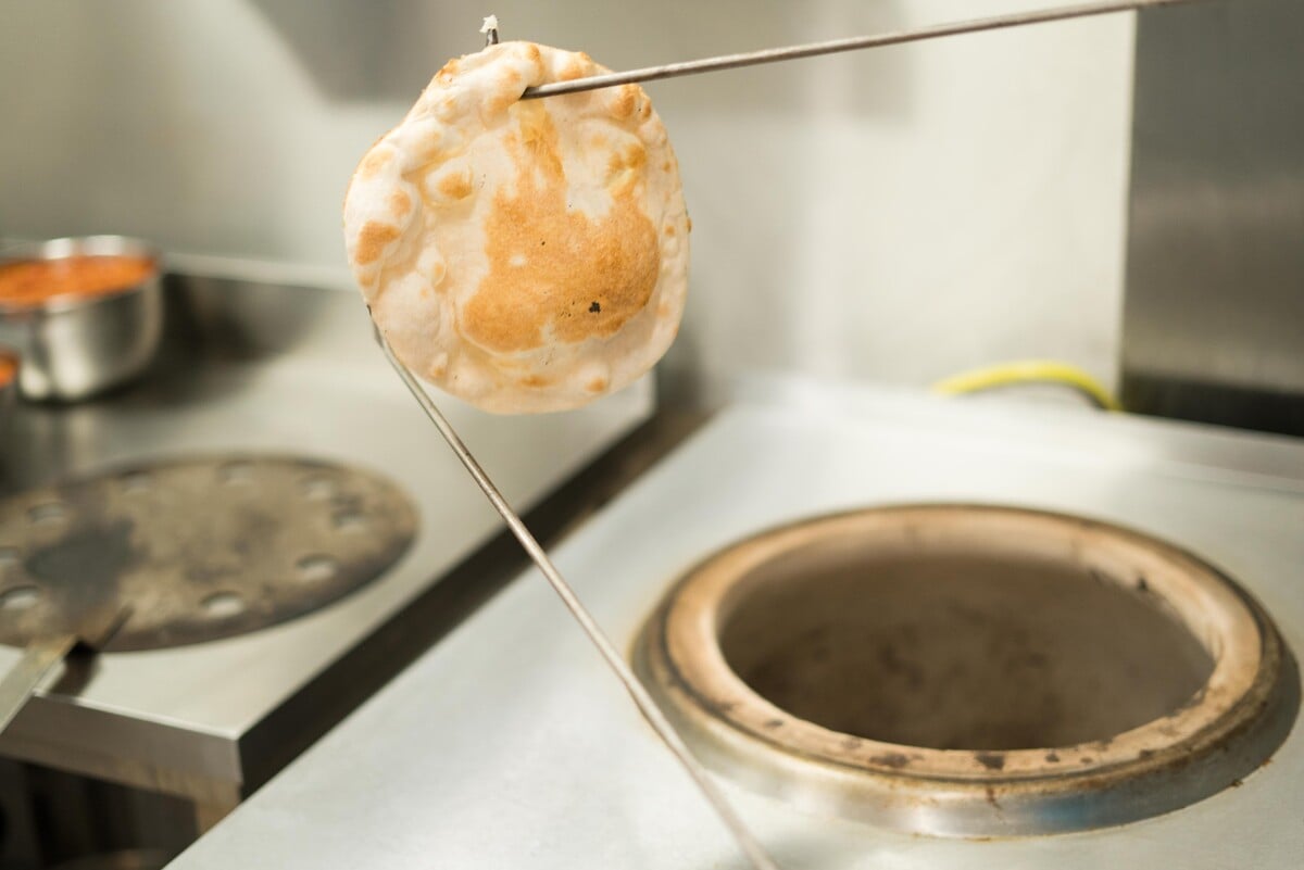 Tandoor pec jedlo poriadne rozpáli a indickému chlebu dá tú pravú štruktúru.