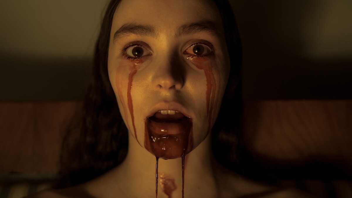 Lily-Rose Depp vo filme Nosferatu (2024) od Roberta Eggersa.