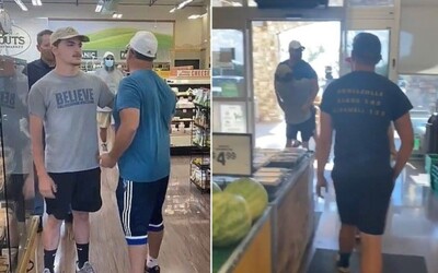 Jste banda idiotů s rouškami, nadával muž lidem v obchodě. Jeho syn ho musel násilím vynést ven.
