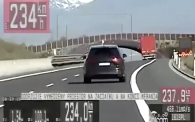 VIDEO: Slovák uháněl po dálnici rychlostí 248 km/h. Hrál si na Schumachera, vtipkuje policie.