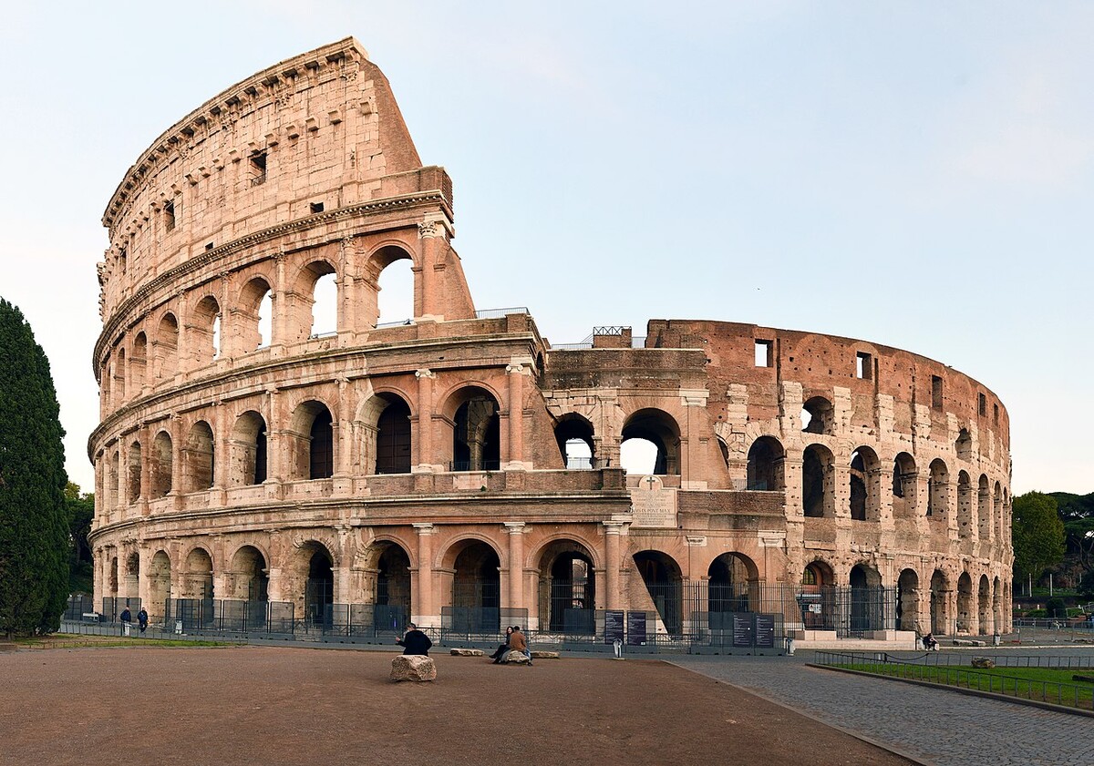 Rímske Koloseum postavili v rokoch 70 až 80 n. l. Tento najväčší amfiteáter na svete využívali starovekí rímski cisári na verejné popravy a vtedajšie krvavé, divácky atraktívne športy, ako boli gladiátorské zápasy či boje s divými zvieratami – to všetko pred davom až 50 000 ľudí. Koloseum v súčasnosti každoročne navštívi približne milión turistov.