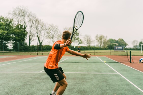 Uhádneš, o aký tenisový úder ide, podľa nasledujúceho opisu? „Hráč udrie loptičku ešte predtým, než dopadne na zem. Hráči ho využívajú, keď loptička smeruje priamo na ich telo alebo ak by bol bod dopadu loptičky za hráčom.“