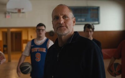 Woody Harrelson trénuje v komédii Champions zdravotne postihnutých hráčov basketbalu