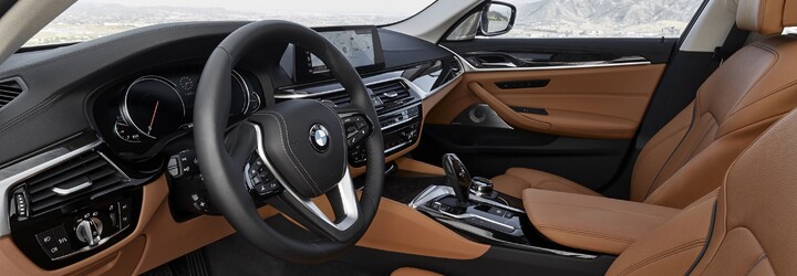 Nové BMW radu 5 prichádza. Nechýba ovládanie gestami, parkovanie kľúčom či M550i, ktoré je rýchlejšie ako M5-ka!