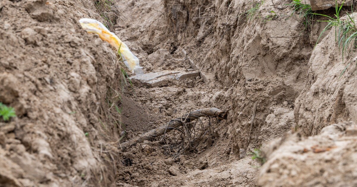 Parta zlodějů vykopává ze země kilometry měděných kabelů. Vesnice na východním Slovensku odstavila od internetu