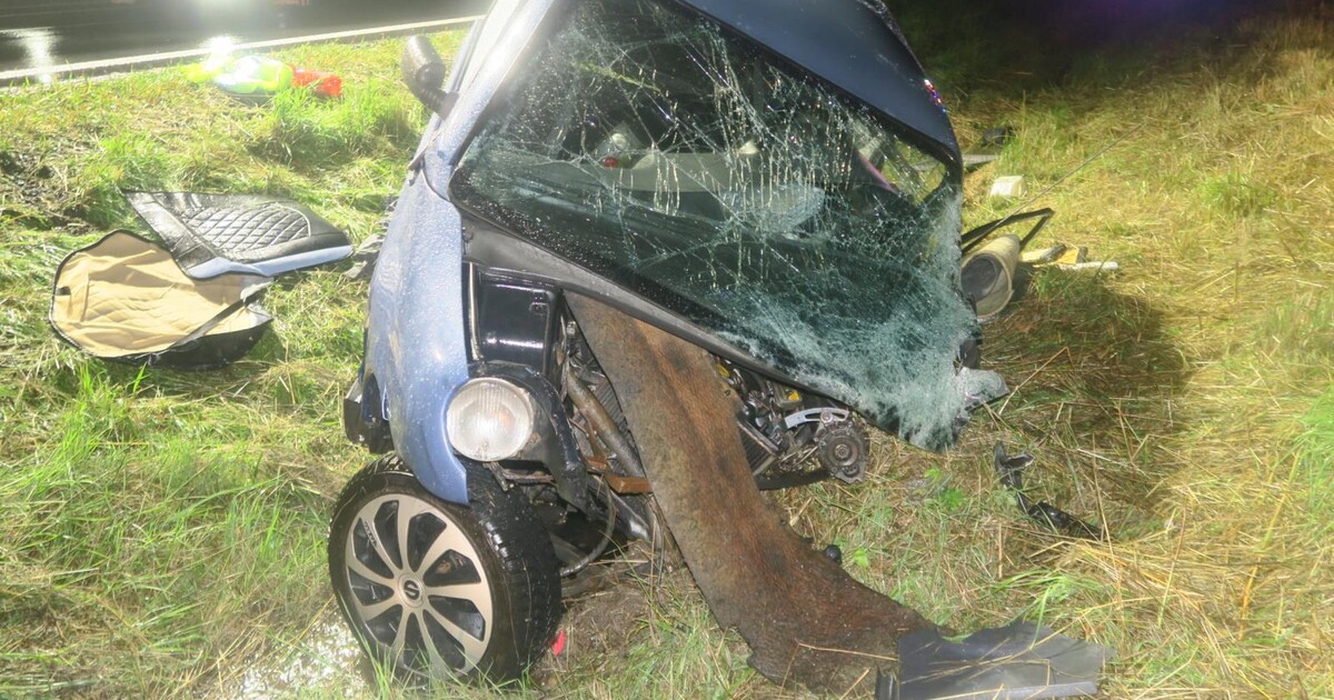 Patnáctiletá řidička na Chebsku nedala přednost na křižovatce. Zdemolovala auto a do nemocnice ji transportoval vrtulník