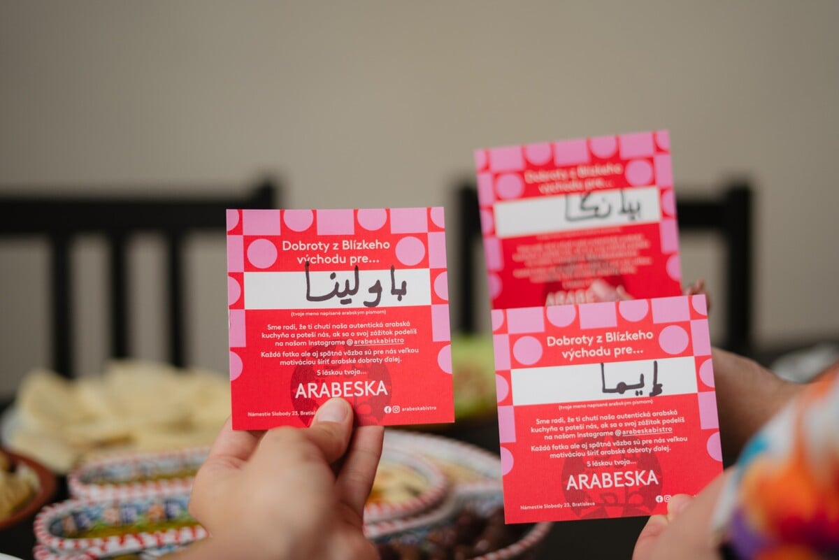 Z bistra si odnesieš aj suvenír – kartičku s tvojím menom v arabčine.