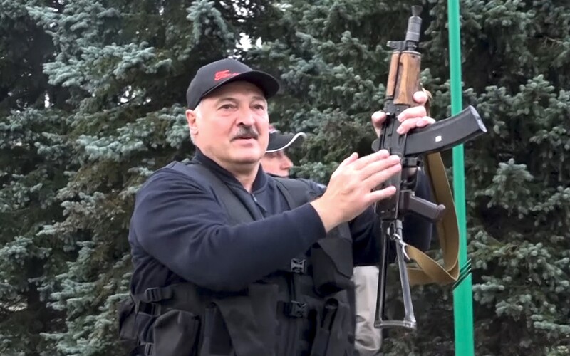 VIDEO: Lukašenko a jeho 15letý syn Kolja se procházeli po Minsku s útočnými puškami.