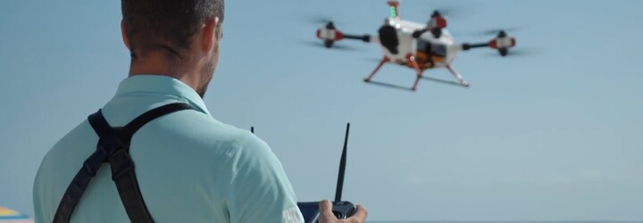 VIDEO: Plavčík zachránil topícího se chlapce pomocí dronu