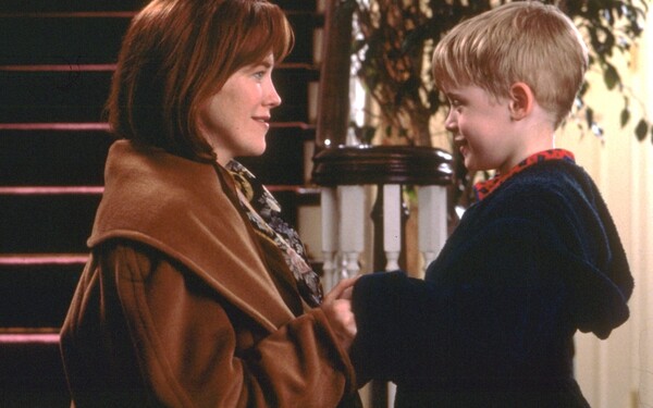 „Jak jsme mohli zapomenout na Kevina? Co jsem to za matku?“ Kde si matka Kevina McCallistera ve filmu Sám doma uvědomí, že zapomněli na svého syna? 