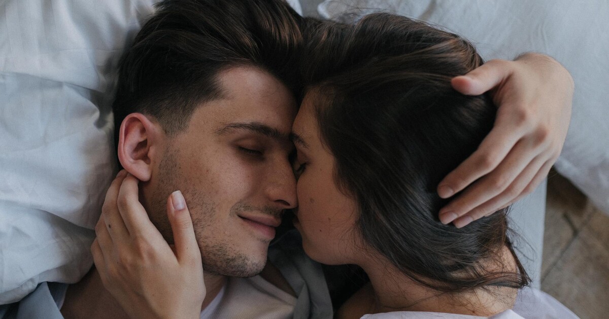 Fenomén love bombing: „Přítel mě zasypával dary, ale neměla jsem svobodu ani volný čas bez něj,“ říká Laura