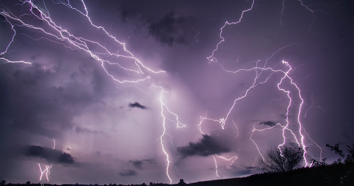 Česko zasáhnou velmi silné bouřky. Meteorologové varují i před povodněmi