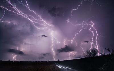 ČHMÚ varuje: Česko zasáhnou silné bouřky, hrozí i přívalový déšť.
